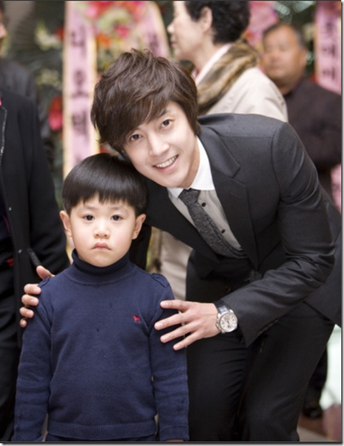 Henecia Romania: Kim Hyun Joong with kids